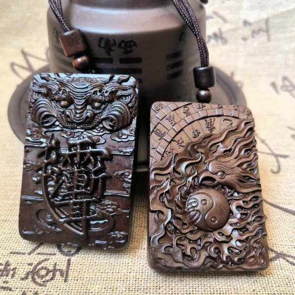 Jade-like Lei jujube wood tiger head crape myrtle amulet, red bird pendant, cultural artifact, Taoist talisman, protective pendant